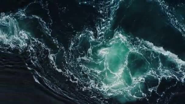摘要背景 海水的波浪与水下尖尖的岩石相遇 形成漩涡 挪威地区的漩涡 — 图库视频影像