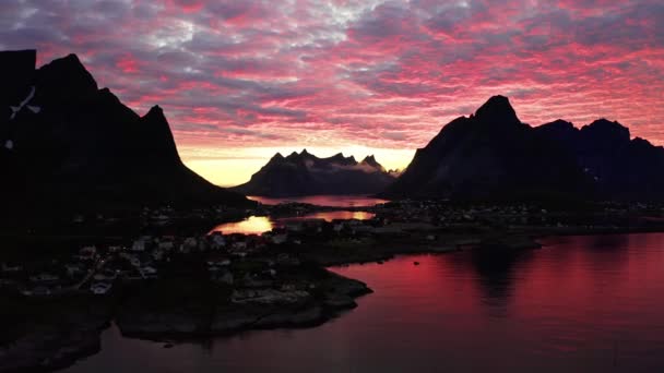 夕方の夕日ロフテン島ノルウェー ライン ロフテン Reine Looften ノルウェーのノードランド県にある群島 — ストック動画