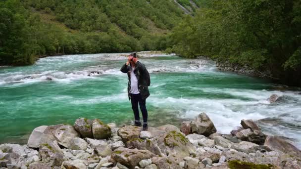 Фотограф Знімає Пейзаж Гірською Річкою Концепція Екології Туризм Норвегії — стокове відео