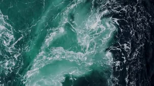 Golven Water Van Rivier Zee Ontmoeten Elkaar Bij Vloed Whirlpools — Stockvideo