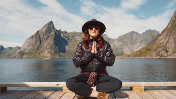 Mulher Traval Está Fazendo Relaxar Exercícios Meditação Contra Paisagens Pitorescas — Vídeo de Stock