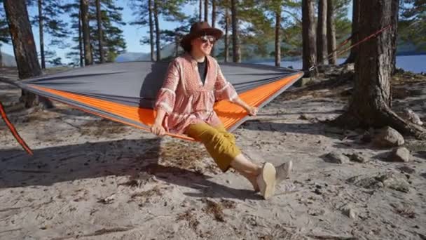 Kobieta Podróżnik Siedzi Hamaku Turystycznym Huśtawki Słonecznym Lesie Sosnowym Ciesząc — Wideo stockowe