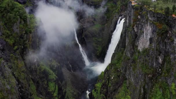 Εναέρια Βίντεο Του Καταρράκτη Voringfossen Και Sorrounding Κοιλάδα Βροχερό Και — Αρχείο Βίντεο