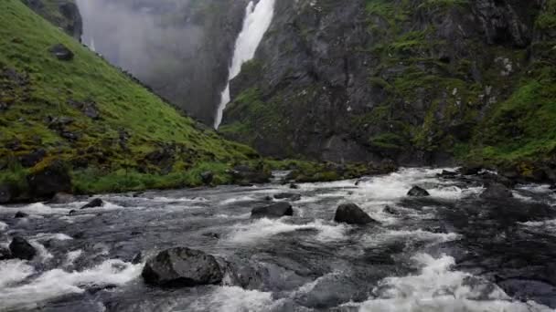 Voringfossen Wasserfall Und Klippen Mit Grünen Bäumen Norwegen Sonnigen Sommertag — Stockvideo