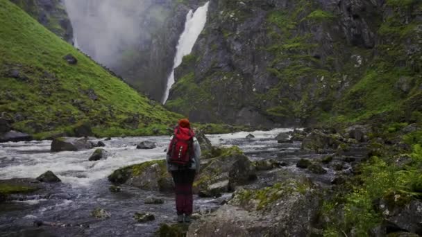Ein Junges Mädchen Wandert Herbst Der Nähe Eines Wasserfalls Norwegen — Stockvideo