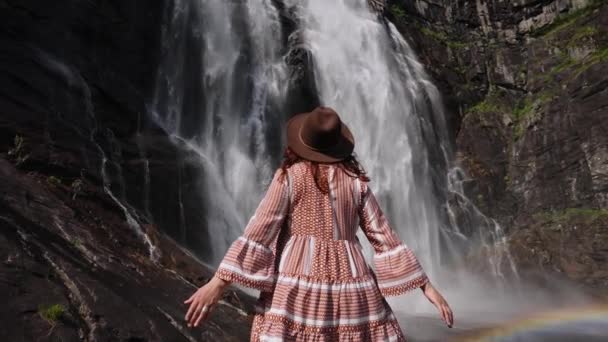 Вид Ззаду Молоду Подорожню Жінку Стоїть Перед Водоспадом Жіночий Рюкзак — стокове відео