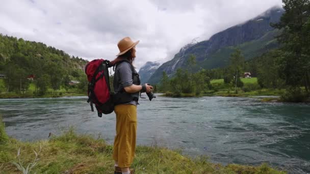 Природный Фотограф Турист Фотоаппаратом Снимает Красивый Природный Ландшафт Норвегии Ловатнет — стоковое видео