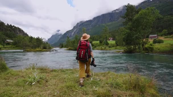 Een Toeristische Meisje Een Hoed Neemt Foto Van Natuur Bergen — Stockvideo