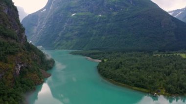 Loenvatnet Gölü 'nün dibindeki buzul nehri, Lodalen Vadisi' ne doğru akmaya başladı.