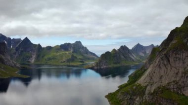 Akşam batımı Lofoten Adaları Norveç. Reine Lofoten Norveç 'in Nordland eyaletinde yer alan bir takımadadır..