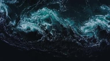 Mevcut Saltstraumen - büyük su kütlesi Fjord 'un yükselmesiyle içeri giriyor.