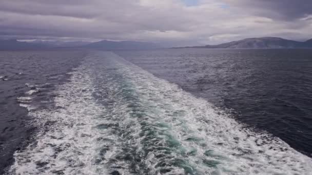 Kreuzfahrtschiff Hinterlässt Spur Meer Aus Nächster Nähe — Stockvideo