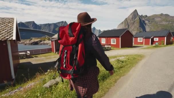 아름다운 여행자가 노르웨이로 여행하는 전통적 배경을 배경으로 나무로 부두로 — 비디오