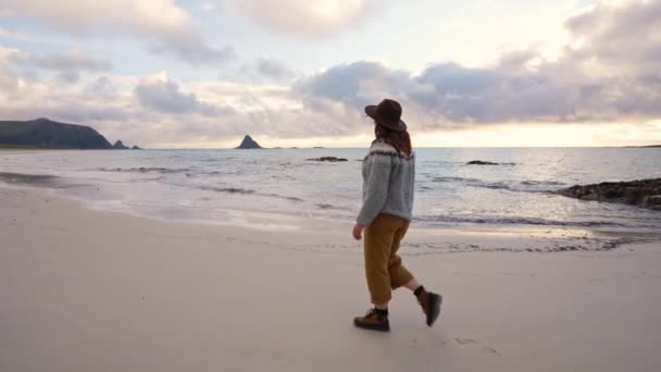 Joyeux Voyageur Femme Pantalon Jaune Chapeau Sur Plage Dans Les — Video
