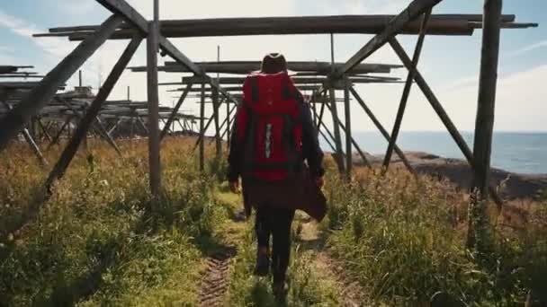 Ένας Τουρίστας Περπατά Μέσα Από Χωριό Reine Lofoten Islands Νορβηγία — Αρχείο Βίντεο