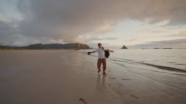 ノルウェーの海岸を楽しく走るプロの写真家は — ストック動画