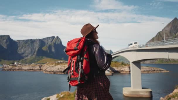Hipster Viajante Menina Com Mochila Vermelha Chapéu Cais Uma Pequena — Vídeo de Stock