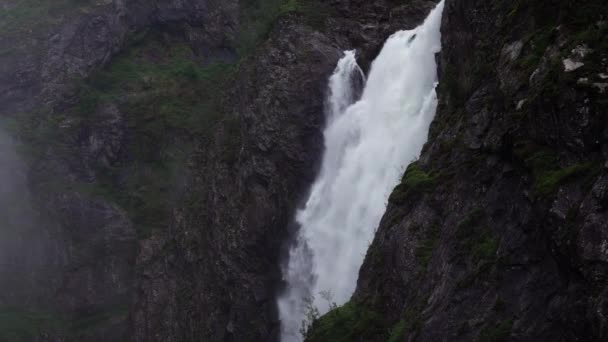 Cerca Arroyo Cascada Voringfossen Noruega — Vídeo de stock