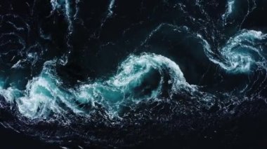 Nehrin ve denizin dalgaları yüksek gelgit ve alçak gelgit sırasında bir araya gelir. Saltstraumen girdabı, Nordland, Norveç girdapları
