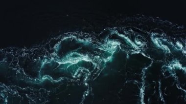 Nehrin ve denizin dalgaları yüksek gelgit ve alçak gelgit sırasında bir araya gelir. Saltstraumen girdabı, Nordland, Norveç girdapları