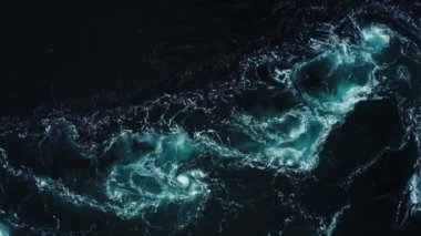 Nehrin ve denizin dalgaları yüksek gelgit ve alçak gelgit sırasında bir araya gelir. Saltstraumen girdabı, Nordland, Norveç girdapları