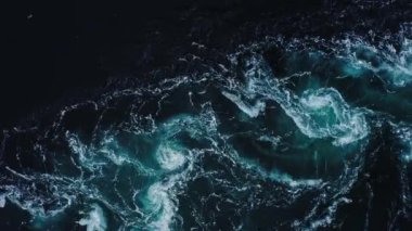 4K insansız hava aracı videosu soyut ve güçlü su akıntıları, hızlı ve girdapları ve Norveç 'in Pod kentindeki girdapları kuşbakışı görüyor..