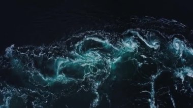 4K insansız hava aracı videosu soyut ve güçlü su akıntıları, hızlı ve girdapları ve Norveç 'in Pod kentindeki girdapları kuşbakışı görüyor..