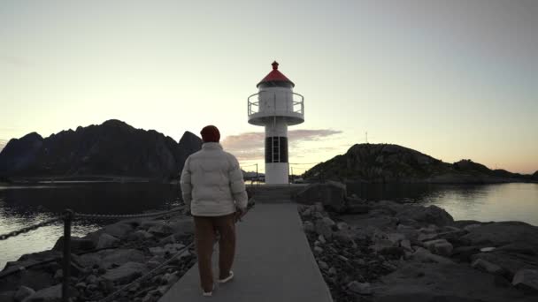 アンダヤ島の灯台の場所 ノルウェー近くの風景岩の海岸線 — ストック動画