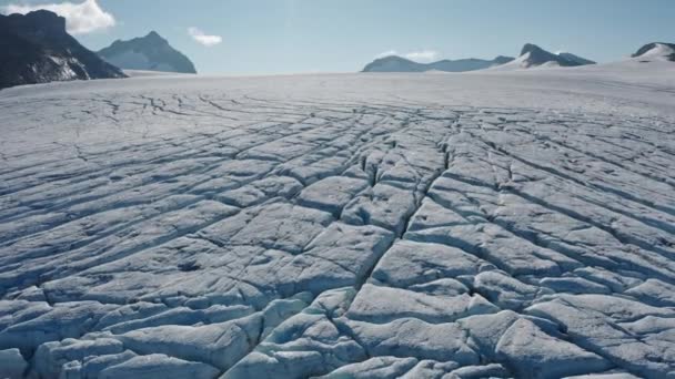 Arctic Snow Polar Frozen Tundra Bergstoppar Denna Polarregion Sluttande Glacialdalar — Stockvideo