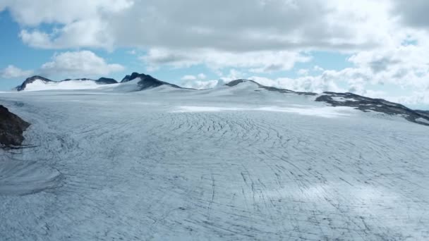 Drone Schot Vliegen Besneeuwde Bergen Troms Finnmark Noorwegen — Stockvideo