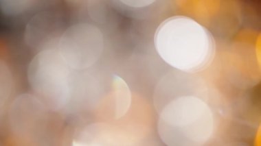Işık sızıntısı 4K görüntüsü. Lens parlaklığı bokeh örtüleri, yanan alev arka planı. Görüntülerinizi birleştirmek, videoyu biçimlendirmek, dönüşümleri sağlamak için. Odaklanmış lamba flaş ışını etkisi. Işık titreşimleri ve ışıltı