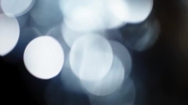Karanlıkta 4k Soyut Kristal Bokeh. Düzenleme için arkaplanı üst üste koy. Işık Sızıntısı 4K görüntüsü