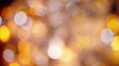 Işık sızıntısı 4K görüntüsü. Lens parlaklığı bokeh örtüleri, yanan alev arka planı. Görüntülerinizi birleştirmek, videoyu biçimlendirmek, dönüşümleri sağlamak için. Odaklanmış lamba flaş ışını etkisi. Işık titreşimleri ve ışıltı