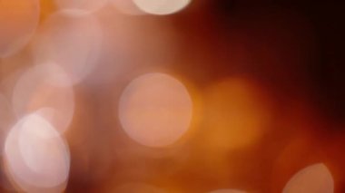 Işık sızıntısı 4K görüntüsü. Lens parlaklığı bokeh örtüleri, yanan alev arka planı. Görüntülerinizi birleştirmek, videoyu biçimlendirmek, dönüşümleri sağlamak için. Odaklanmış lamba flaş ışını etkisi. Işık titreşimleri ve ışıltı