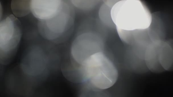 模糊的黑白抽象圣诞圣诞圣诞或新年4K视频节目单在黑暗背景下闪烁的焦点假日灯 — 图库视频影像