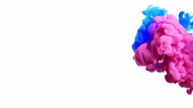 Renklerin sihirli karışımı. Siyah arka planda izole edilmiş suda ipeksi mürekkep bulutu. Suda renkli mürekkep, mürekkep damlası. Mor, mavi, pembe.