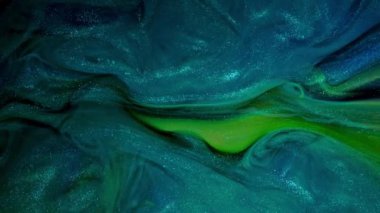 Dikey video. Parlak akışkan hareket. Parlak doku. Parıldayan dalga. Odaklanmamış mavi mor yeşil renk ışıldar holografik arkaplan akar.