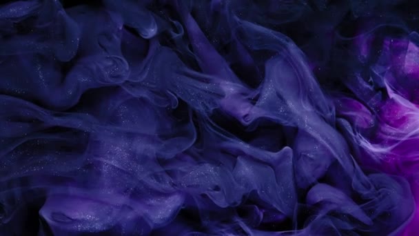 液体は旋回する動きを描く グリッターの香りが広がります ピンク紫色の煙が広がっている 創作抽象美術の背景 — ストック動画