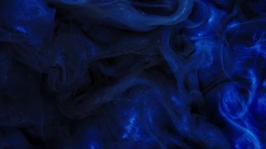 Sıvı boya girdap hareketi yapar. Parıltı dumanı yayılıyor. Pembe mor duman yayılıyor. Yaratıcı soyut sanat arkaplanı.