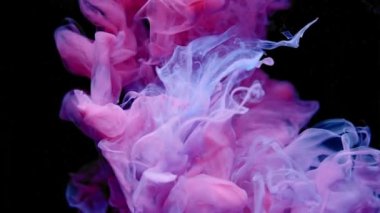Renkli Mürekkep Bulutları Karıştırma. Suda Dağılan Boya. Ağır çekim. Kara Arkaplan. Soyut Hareket Arkaplanı, Sanat Efektleri.