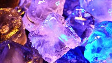 Çok renkli boyalar buz küplerinin yüzeyine yayılır ve uçağa doğru akar. Buz küpleri boya yayıyor. Donmuş su, küp şeklinde bir piramit..