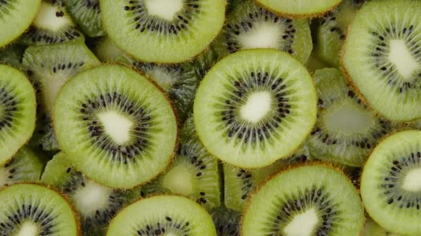 Groene Kiwi Fruit Snijdt Langzaam Draaiend Zwarte Achtergrond Vers Sappig — Stockvideo
