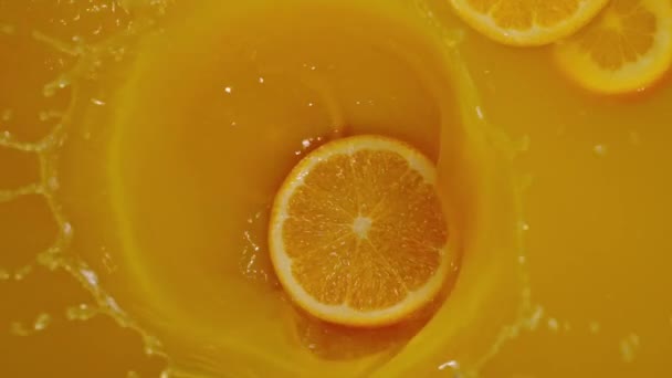 Zbliżenie Spadających Limonek Plasterkach Pomarańczy Cytryn Wody Pomarańczowym Tle Zrobienie — Wideo stockowe
