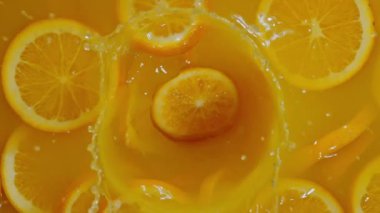 Dilimlenmiş limonlar, portakal ve limonların turuncu arka planda suya düşmesi, limonlu turunçgil meyvesi kokteyli yapmak, soğuk limonata içmek, dilimlenmiş meyveli karbonatlı su içmek,.