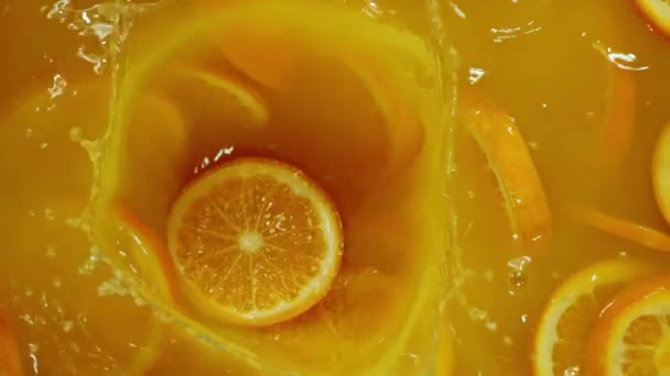 Zbliżenie Spadających Limonek Plasterkach Pomarańczy Cytryn Wody Pomarańczowym Tle Zrobienie — Wideo stockowe