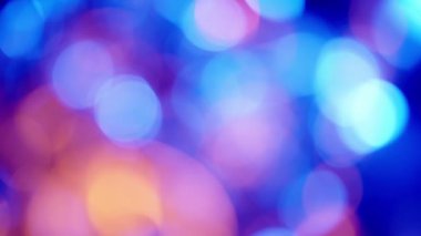 Mutlu Noel tatili için dekorasyon. Mutlu yıllar. Parıldayan Mavi ve Turuncu Yumuşak-Odaklı Işıklar yanıp sönüyor. Odaklanma özellikleri. Lens Bokeh. İşaret fişeği. Karanlık Arkaplan. Kapat.