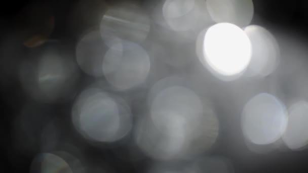 白色灯罩在黑色背景上的漏电 Bokeh运动与自然照明灯的波克效应 — 图库视频影像