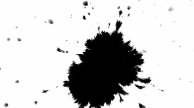 Siyah Arkaplanda Mürekkep Düşüyor 4k Görüntü Mürekkep Görüntüsü Geçiş Beyaz Mürekkep Damlaları Siyah Arkaplanda Düşüyor