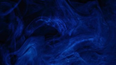 Renkli bulut hareketi. Boya suyu sıçraması. Sihir. Siyah soyut sanat arka planında parlak toz parçacıkları ile mavi mor patlama duman animasyon etkisi katmanı.