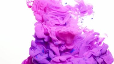 Renklerin sihirli karışımı. Siyah arka planda izole edilmiş suda ipeksi mürekkep bulutu. Suda renkli mürekkep, mürekkep damlası. Mor, mavi, pembe.